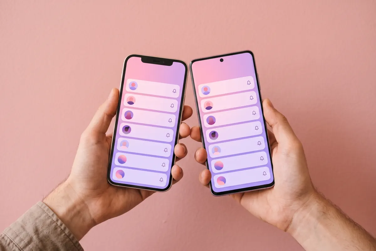 Ein iPhone und ein Android-Handy zeigen dieselbe Liste beobachteter Accounts mit Glocken-Symbolen